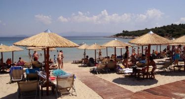 Туристите ја креваат Грција на нозе