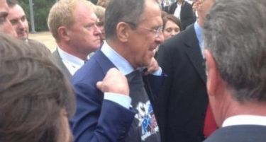 (ФОТО) Лавров во Белград – пречекан со маица за вечно руско-српско пријателство