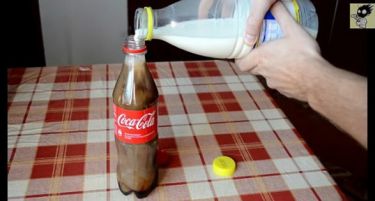 (ВИДЕО) За неверување: Еве што се доби кога се измеша млеко и Кока-Кола!