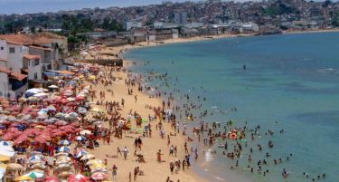 (ВИДЕО) Бразилците ги предупредуваат навивачите: Опасност во океанот!