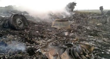 (ВИДЕО) Застрашувачка снимка: Делови од соборениот малезиски авион паѓаат од небото!