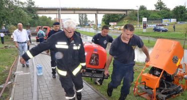 (ФОТО) Екипите за вонредни интервенции на терен – делови од Скопје под вода по невремето!