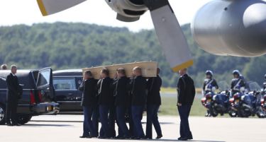 (ВИДЕО) Телата на загинатите во авионската несреќа започнаа да пристигнуваат во Холандија