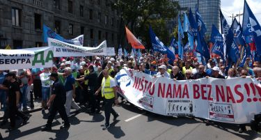 (ФОТО) Неколку илјади работници на протест во Белград против новиот Закон за труд!