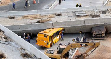 (ВИДЕО) Надвозник граден за Светското првенство, се урна уште пред да заврши!