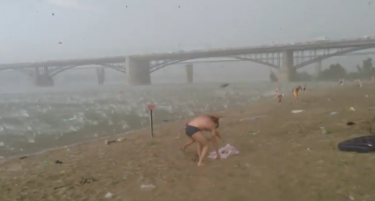 (ВИДЕО) Град со големина на тениско топче ги избрка од плажа!