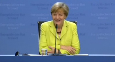 (ВИДЕО) Новинар ја изненади Меркел – и запеа „Среќен роденден!“