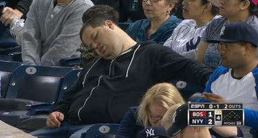 (ВИДЕО) Заспал на натпревар и може да заработи 10 милиони долари!