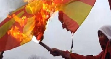 Во Скопје запалено македонското знаме