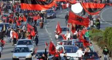 (ВИДЕО-ФОТО) Приштина: Запалено македонското знаме, навреди и пцовки за македонскиот народ!