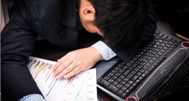 Човек буквално умре од работа, а во неговата земја го сметаат за пример што треба да се следи!