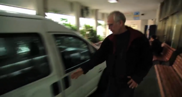 ЛУЃЕ ВО ТЕШКИ ВРЕМИЊА: Израелец им помага на болни Палестинци да стигнат до лекување