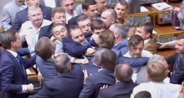 (ВИДЕО) Украинските пратеници се степаа на расправата за мобилизација