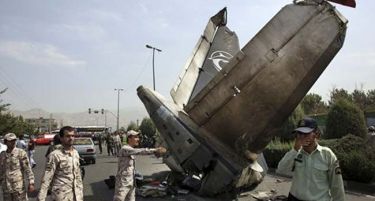 (ВИДЕО) Нова авионска несреќа: Речиси 50 загинати во пад на авион во близина на Техеран