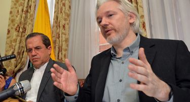 Џулијан Асанж се предава?