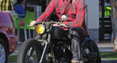 Дејвид Бекам падна од мотор додека бегал од папараци!