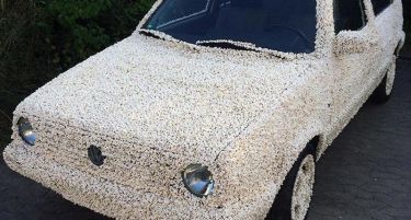 (ФОТО) Интересно: Германски студент го покрил цел автомобил со пуканки!