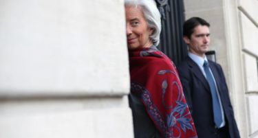 Извалкани ли се рацете на Лагард?