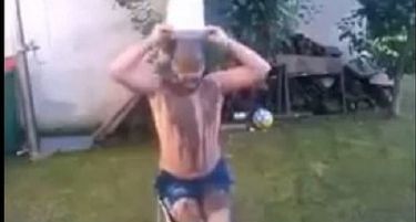 (ВИДЕО) Босанец ги промени правилата: Се поли со канта полна фекалии и ги предизвика политичарите