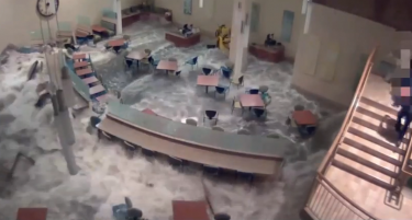 (ВИДЕО) МОЌТА НА ПРИРОДАТА: Поплава ја „однесе“ болницата во Нербаска