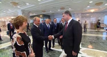 (ВИДЕО-ФОТО) Ракување на Путин и Порошенко во Минск: Одлучуваа за судбината на светот