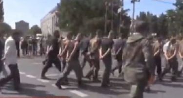 (ВИДЕО) Прорусите ги натераа заробениците да парадираат во Доњецк