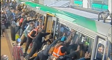 (ВИДЕО) На патник му заглави ногата меѓу возот и перонот – погледнете што направија другите патници!