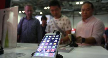 (ВИДЕО) Почна продажбата на Ајфон 6, еден од првите купувачи се посрамоти!