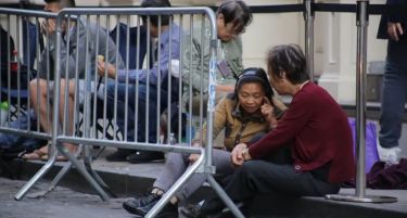 (ВИДЕО) ЗЛОУПОТРЕБА: Сиромашните чекаат во редици за Ајфон за кинеската мафија!