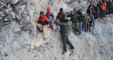 (ФОТО) Овие деца ги ризикуваат животите за да дојдат до училиштето!