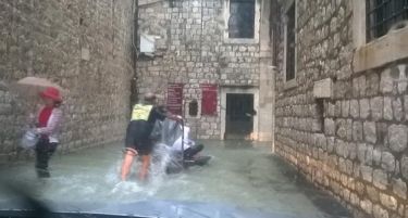 (ВИДЕО) Водопади по улиците, поплавени автомобили, заглавени луѓе – Хрватска во нов хаос!