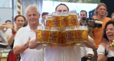 Рекорд: Германски келнер одеднаш однесе 27 кригли пиво
