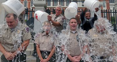 (ВИДЕО) Компилација од најдобрите „утки“ на АЛС „Ice Bucket Challenge“