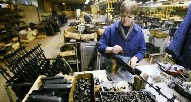 Калашников трие раце, производството зголемено за 40%