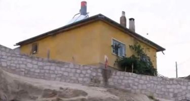 (ВИДЕО) Човек си ја реновирал куќата па пронашол…нема да верувате што!