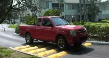 (ВИДЕО) „Лежечки полицаец“ кој ги излудува возачите!