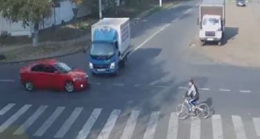 (ВИДЕО) Велосипедист за чудо преживеа страшна несреќа!