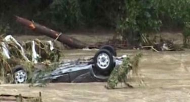 (ВИДЕО) Уште три лица исчезнати во поплавите во Србија, дождот уште врне!