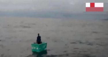 (ВИДЕО) Преживеал осум дена сам на море во кутија!