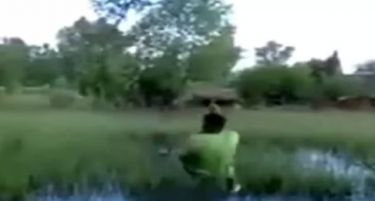 (ВИДЕО) Како изгледа кога пијан Русин го имитира Тарзан