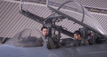 (ФОТО) Саудиски принц и првата жена-пилот во Емиратите ги предводат нападите врз Исламската држава