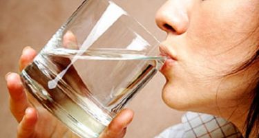 ТАБЕЛА: Прочитајте колку вода треба да пиете во зависност од тежината!