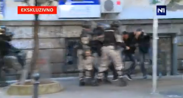 (ВИДЕО) Погледнете како полицијата го претепа братот на српскиот премиер Вучиќ!