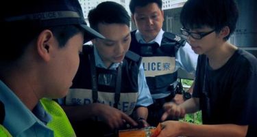 Повторно растат тензиите на протестите во Хонг Конг – овој тинејџер ги води!