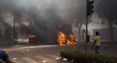 БУРКИНА ФАСО ГОРИ: Вонредна состојба по запалениот Парламент