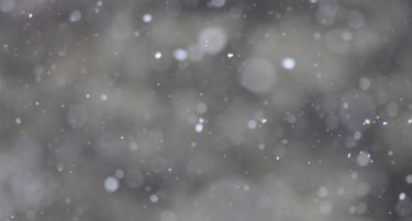 Паѓа снег на повеќе патни правци во Македонија