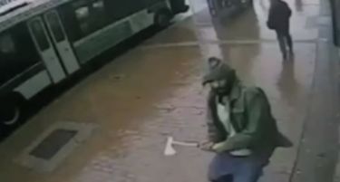 (ВИДЕО) Њујорк: Џихадист со секира нападна полицајци
