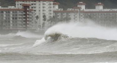 (ВИДЕО) Силен ураган ја погоди Јапонија