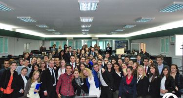 Македонските средношколци работеа како европските парламентарци