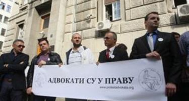 Блокиран центарот на Белград: Протест на адвокати, им се придружија и таксистите